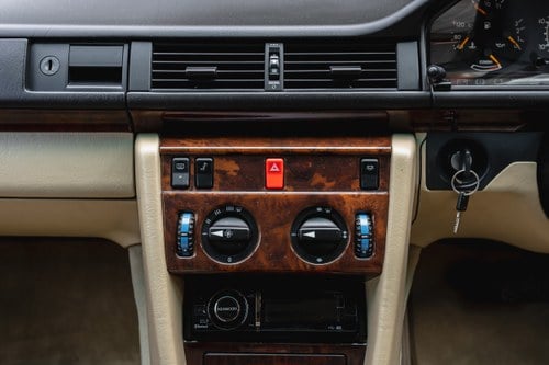 NO RESERVE - 1990 Mercedes-Benz 300 E (W124) En venta (imagen 15 de 200)