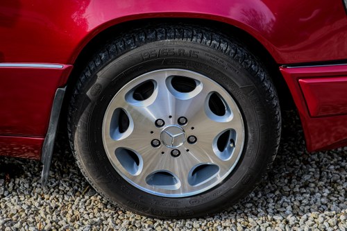 1994 Mercedes-Benz W124 E220 For Sale (picture 16 of 98)