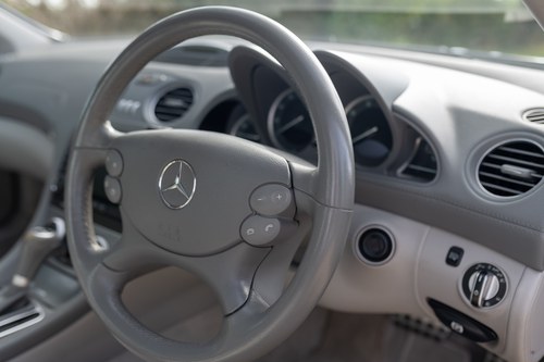 2005 Mercedes-Benz SL350 (R230) En venta (imagen 83 de 206)