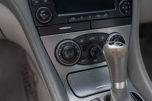 2005 Mercedes-Benz SL350 (R230) En venta (imagen 52 de 206)