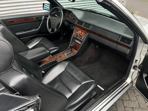 1992 Mercedes 300 CE-24 Cabriolet In vendita (immagine 17 di 51)