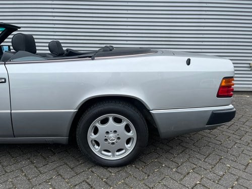 1992 Mercedes 300 CE-24 Cabriolet In vendita (immagine 14 di 51)