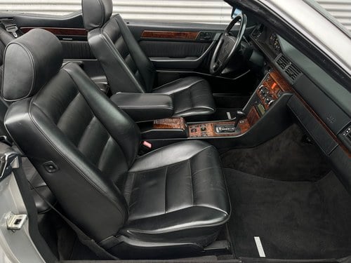 1992 Mercedes 300 CE-24 Cabriolet In vendita (immagine 20 di 51)