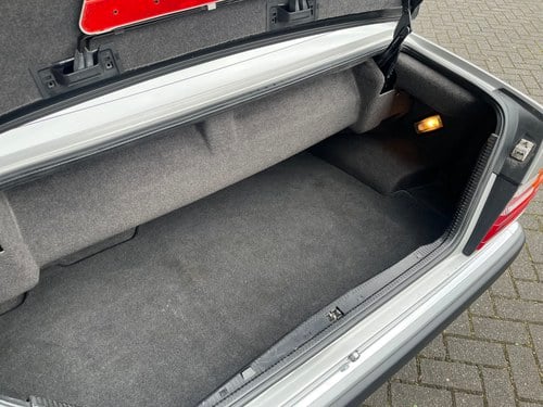 1992 Mercedes 300 CE-24 Cabriolet In vendita (immagine 27 di 51)