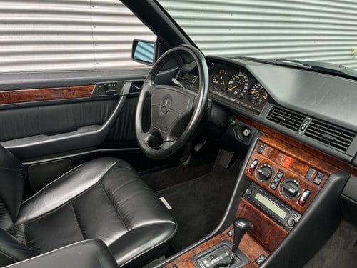 1992 Mercedes 300 CE-24 Cabriolet In vendita (immagine 19 di 51)