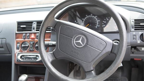 NO RESERVE - Mercedes-Benz C200 Auto For Sale (picture :index of 28)