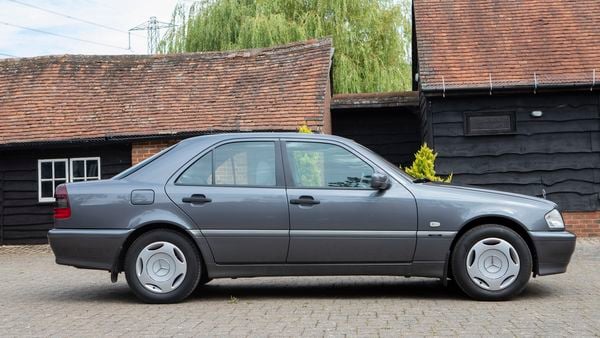 NO RESERVE - Mercedes-Benz C200 Auto For Sale (picture :index of 10)