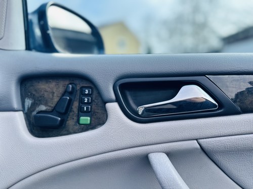 NO RESERVE - 2002 Mercedes-Benz CLK320 Avantgarde In vendita (immagine 46 di 114)