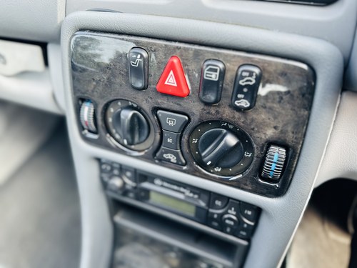 NO RESERVE - 2002 Mercedes-Benz CLK320 Avantgarde In vendita (immagine 44 di 114)