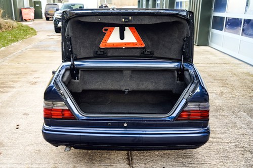 1995 Mercedes-Benz E220 Cabriolet C124 In vendita (immagine 86 di 181)