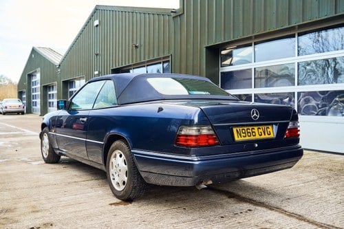 1995 Mercedes-Benz E220 Cabriolet C124 In vendita (immagine 18 di 181)