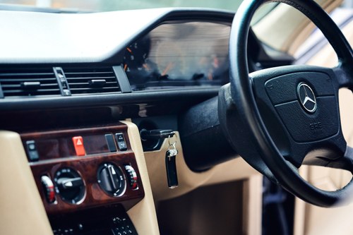 1995 Mercedes-Benz E220 Cabriolet C124 In vendita (immagine 44 di 181)