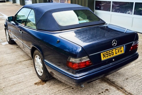 1995 Mercedes-Benz E220 Cabriolet C124 In vendita (immagine 26 di 181)