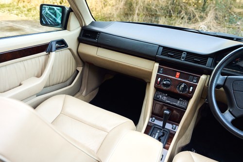 1995 Mercedes-Benz E220 Cabriolet C124 In vendita (immagine 83 di 181)