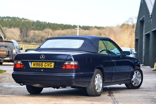 1995 Mercedes-Benz E220 Cabriolet C124 In vendita (immagine 32 di 181)