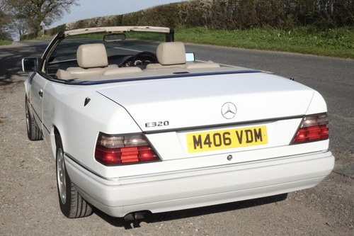 1994 Mercedes-Benz C124 E320 Cabriolet En venta (imagen 5 de 205)