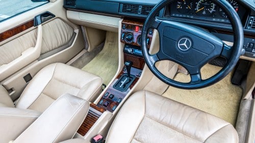 1995 Mercedes-Benz E220 Convertible (W124) In vendita (immagine 24 di 163)