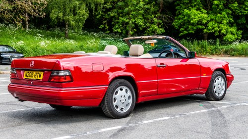 1995 Mercedes-Benz E220 Convertible (W124) In vendita (immagine 2 di 163)