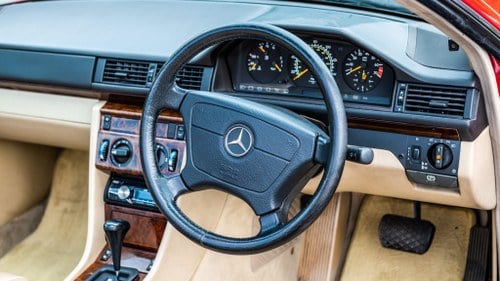 1995 Mercedes-Benz E220 Convertible (W124) In vendita (immagine 25 di 163)