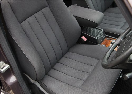 1995 Mercedes-Benz E220 Saloon (W124) In vendita (immagine 11 di 185)