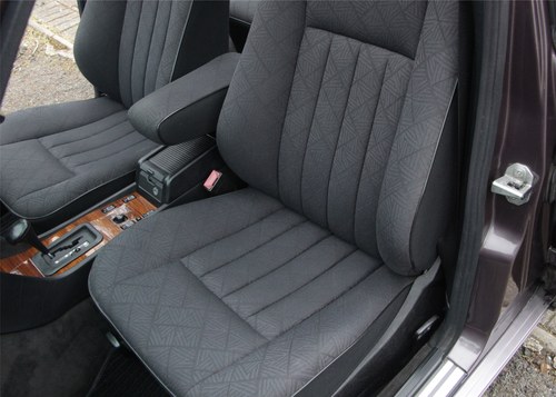 1995 Mercedes-Benz E220 Saloon (W124) In vendita (immagine 13 di 185)