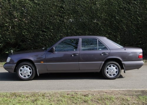 1995 Mercedes-Benz E220 Saloon (W124) In vendita (immagine 5 di 185)
