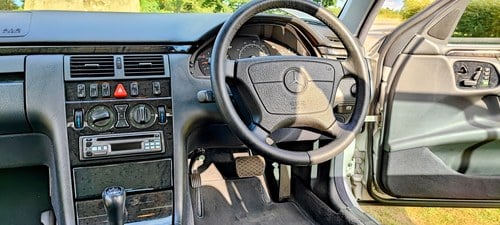 1999 Mercedes-Benz E240 (W210) Te koop (foto 25 van 120)