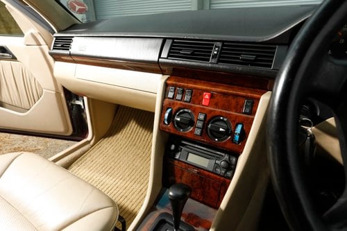 NO RESERVE - 1996 Mercedes-Benz E280 (S124) En venta (imagen 61 de 180)