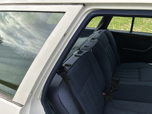 NO RESERVE - 1995 Mercedes-Benz E300D Estate In vendita (immagine 69 di 271)