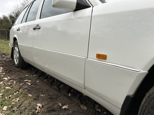 NO RESERVE - 1995 Mercedes-Benz E300D Estate Te koop (foto 198 van 271)