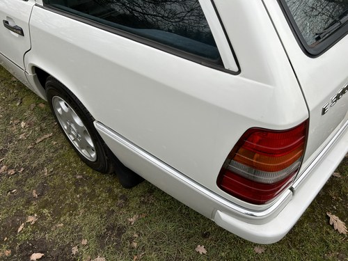 NO RESERVE - 1995 Mercedes-Benz E300D Estate In vendita (immagine 160 di 271)