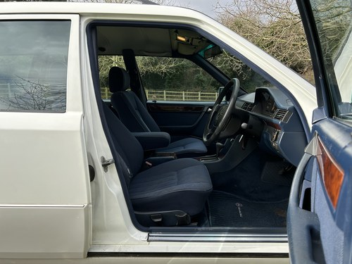 NO RESERVE - 1995 Mercedes-Benz E300D Estate In vendita (immagine 38 di 271)