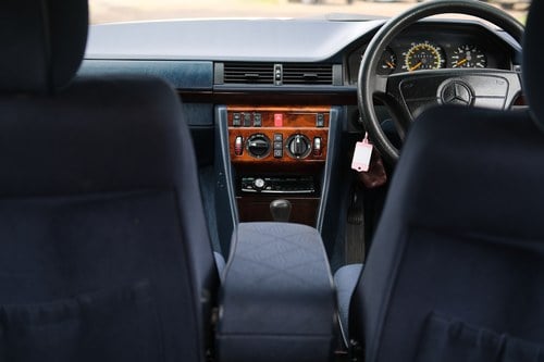 NO RESERVE - 1995 Mercedes-Benz E300D Estate In vendita (immagine 30 di 271)