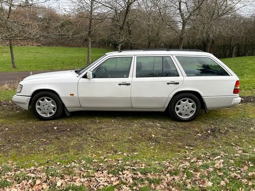 NO RESERVE - 1995 Mercedes-Benz E300D Estate In vendita (immagine 17 di 271)