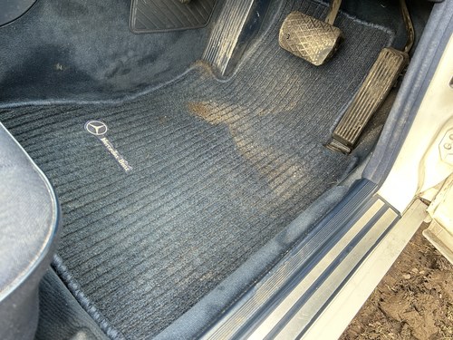 NO RESERVE - 1995 Mercedes-Benz E300D Estate Te koop (foto 60 van 271)