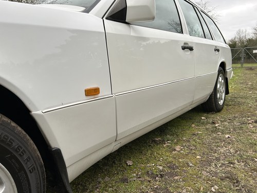 NO RESERVE - 1995 Mercedes-Benz E300D Estate In vendita (immagine 149 di 271)