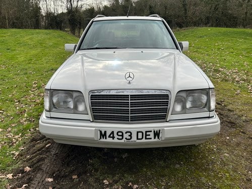 NO RESERVE - 1995 Mercedes-Benz E300D Estate In vendita (immagine 11 di 271)