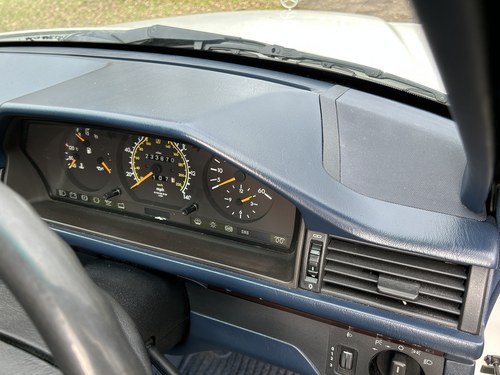 NO RESERVE - 1995 Mercedes-Benz E300D Estate In vendita (immagine 44 di 271)