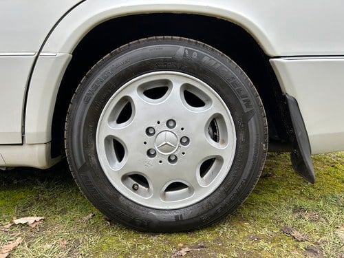 NO RESERVE - 1995 Mercedes-Benz E300D Estate In vendita (immagine 21 di 271)