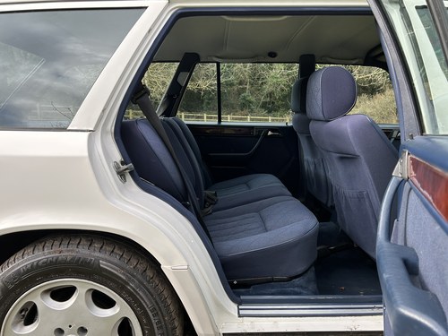 NO RESERVE - 1995 Mercedes-Benz E300D Estate In vendita (immagine 73 di 271)