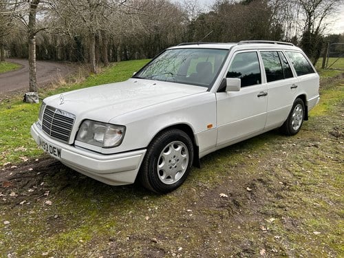 NO RESERVE - 1995 Mercedes-Benz E300D Estate Te koop (foto 4 van 271)