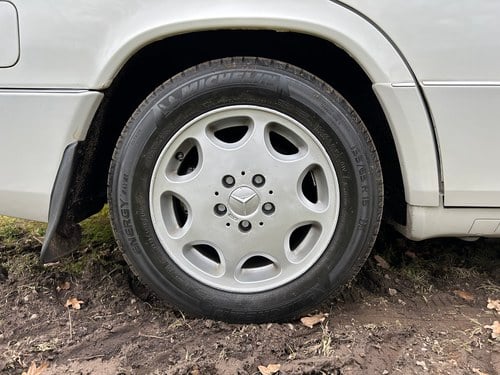 NO RESERVE - 1995 Mercedes-Benz E300D Estate In vendita (immagine 20 di 271)