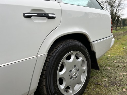 NO RESERVE - 1995 Mercedes-Benz E300D Estate In vendita (immagine 155 di 271)