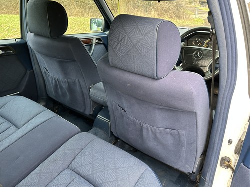 NO RESERVE - 1995 Mercedes-Benz E300D Estate In vendita (immagine 65 di 271)