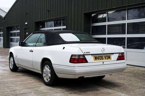 1994 Mercedes-Benz C124 E320 Cabriolet En venta (imagen 7 de 205)