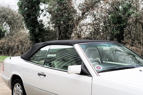 1994 Mercedes-Benz C124 E320 Cabriolet En venta (imagen 98 de 205)