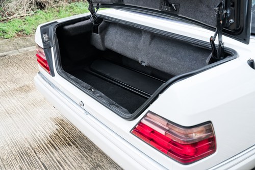 1994 Mercedes-Benz C124 E320 Cabriolet En venta (imagen 95 de 205)