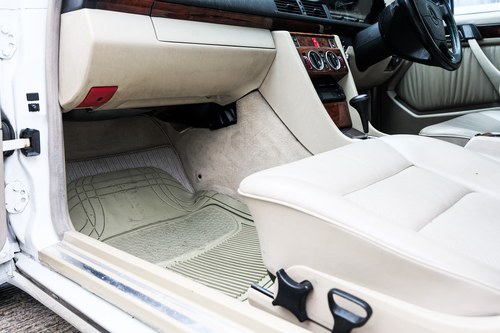 1994 Mercedes-Benz C124 E320 Cabriolet En venta (imagen 71 de 205)