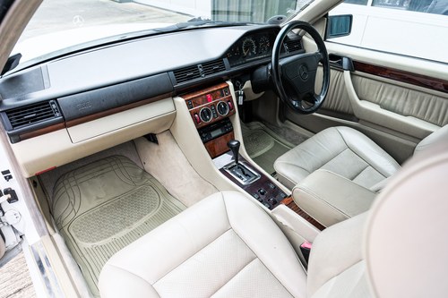 1994 Mercedes-Benz C124 E320 Cabriolet En venta (imagen 70 de 205)