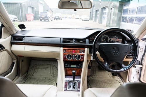 1994 Mercedes-Benz C124 E320 Cabriolet En venta (imagen 63 de 205)